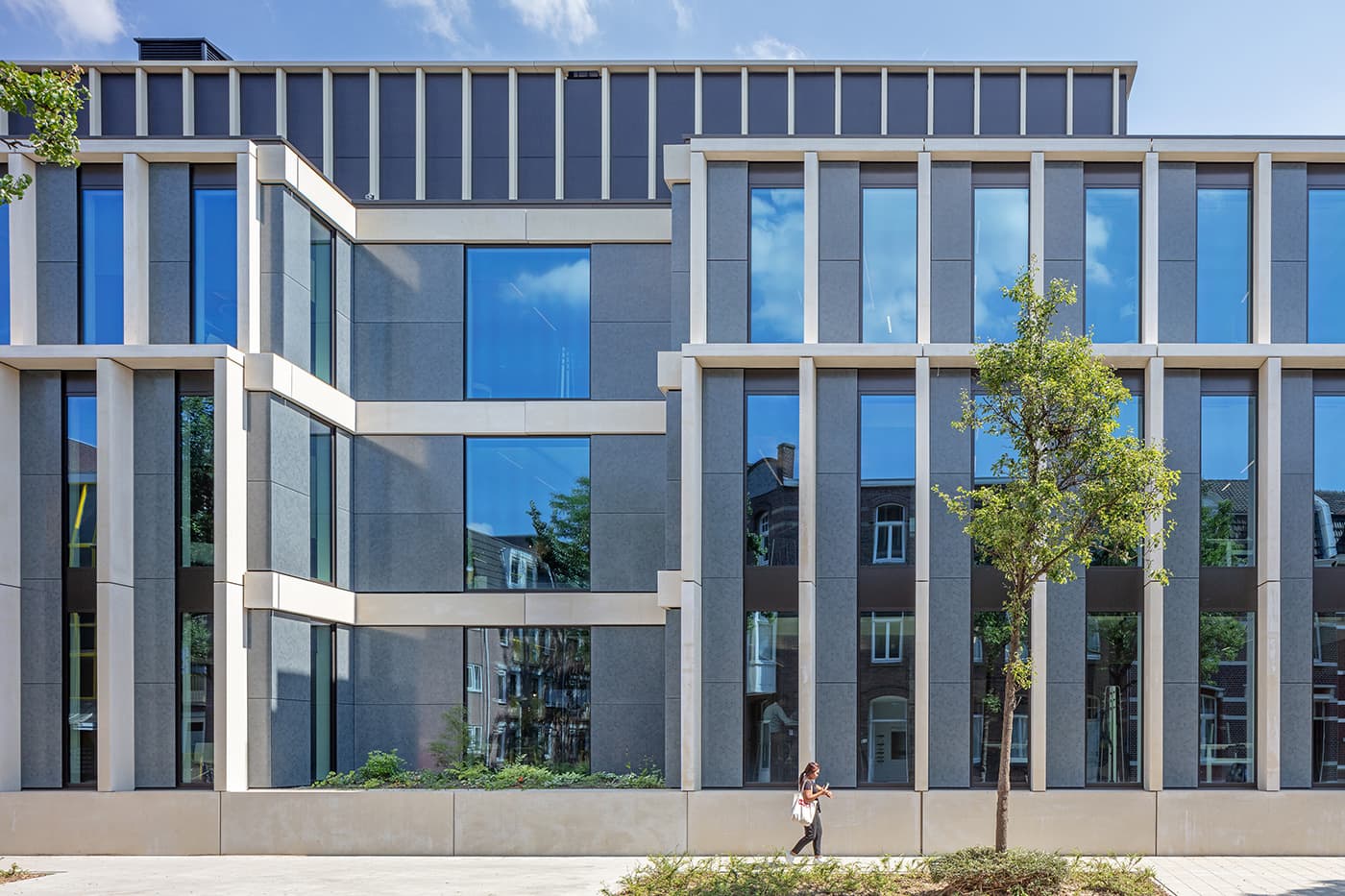 Zonnegevel Hoofdkantoor dsm-firmenich Maastricht | Solar Facade Head office dsm-firmenich Maastricht | Solarix